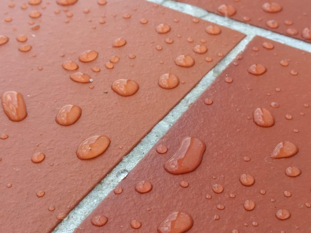 Condensa su pavimento freddo scambiata per umidità di risalita Condensa su pavimento freddo scambiata per umidità di risalita
