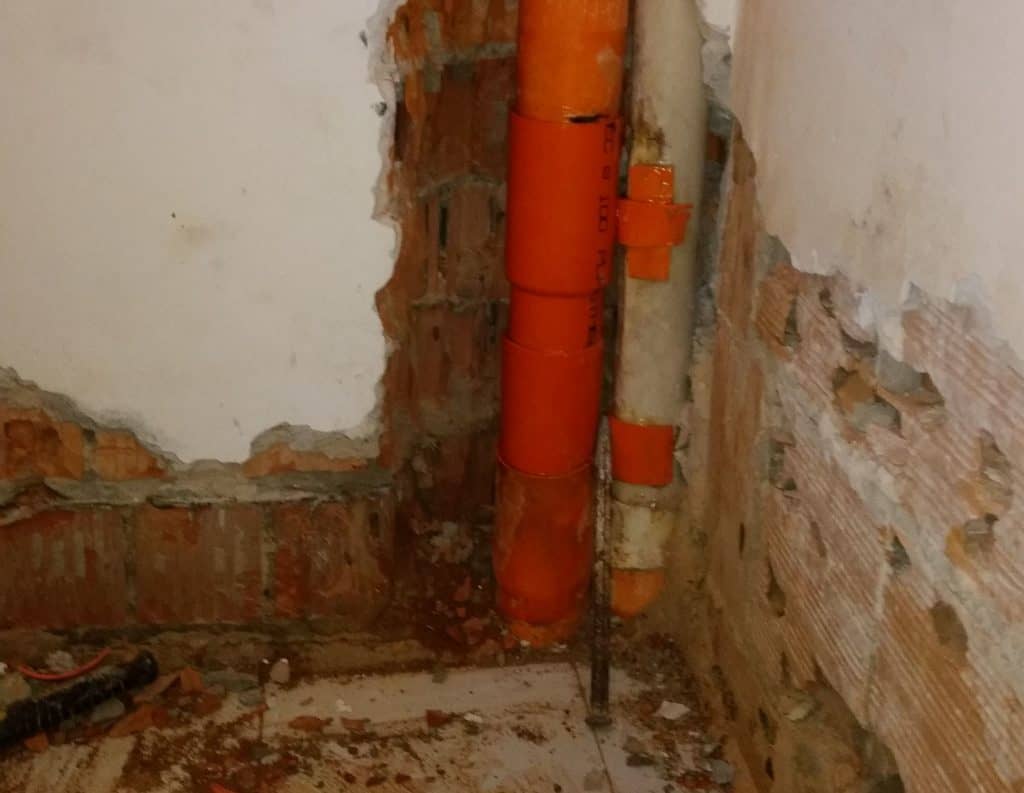 Umidità nei muri causata da un tubo rotto