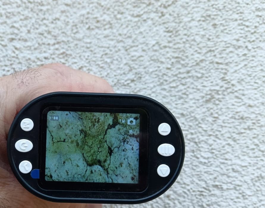 Aquapol analisi tecnica delle murature in edificio storico Strumento di misurazione dell'umidità delle pareti.