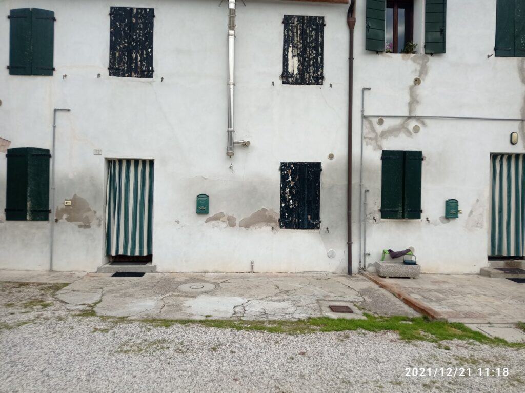 facciata edificio storico con degrado diffuso non localizzato interventi umidità non funzionano