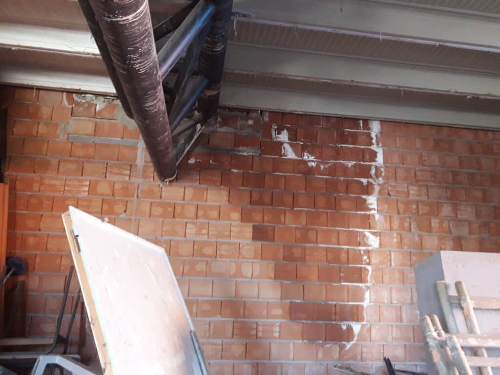 infiltrazione macchie localizzate infiltrazione acqua su muro interno degrado intonaco parete perimetrale infiltrazione cause umidità muri