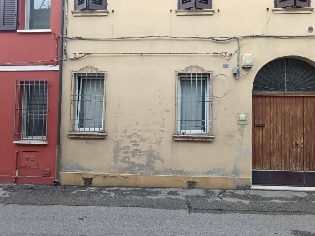 Intonaco esterno degradato da umidità e fenomeni presenti nella muratura rifare intonaco umidità
