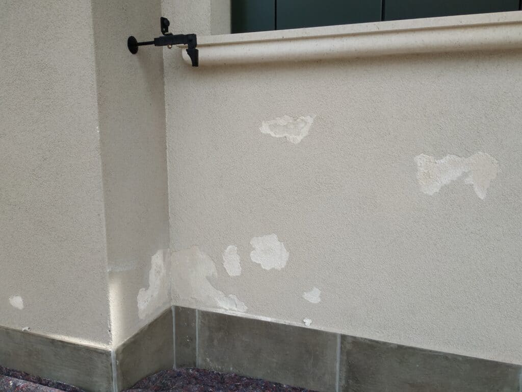Intonaco degradato per posa errata Intonaco degradato per posa errata
