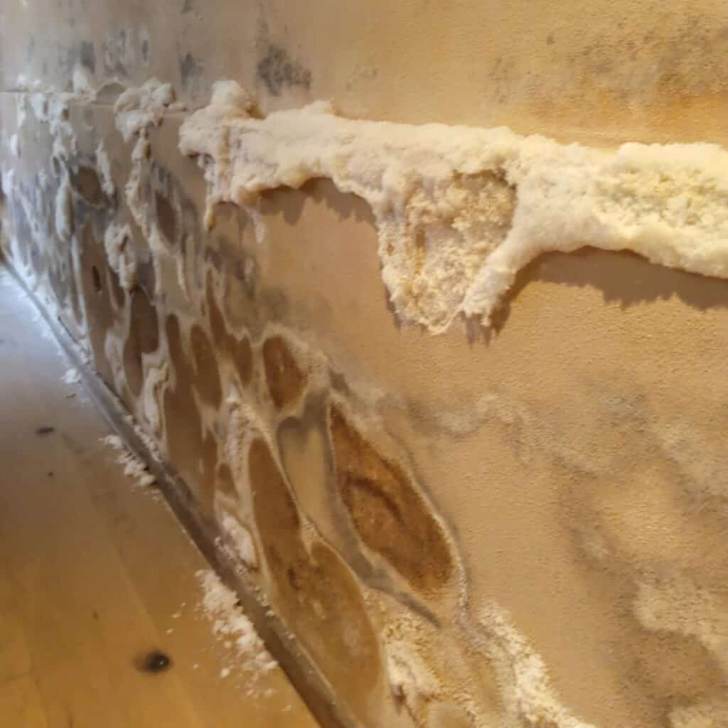 muro interno degradato intervento inefficace