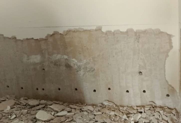 Fori per barriera chimica eseguiti su muratura con presenza di umidità barriera chimica fori muratura iniezione