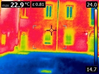 Analisi termografica con indicazione di temperature e condizioni ambientali
