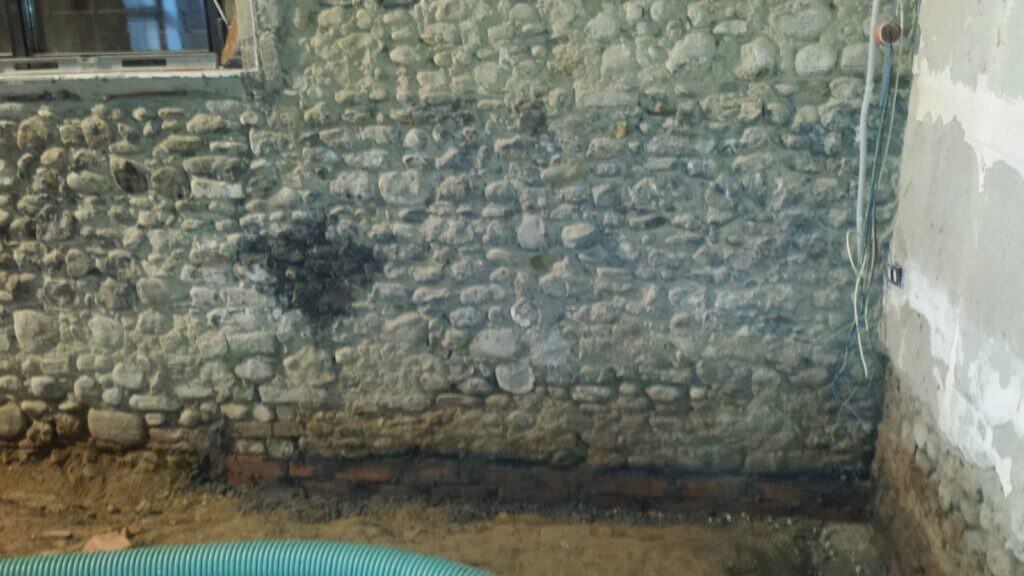 Degrado di elementi lapidei causato da alterazioni evaporative Degrado di elementi lapidei causato da alterazioni evaporative