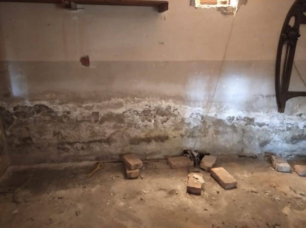 intonaco degradato da sali nella muratura Distacco dell’intonaco dovuto a umidità e sali nella muratura