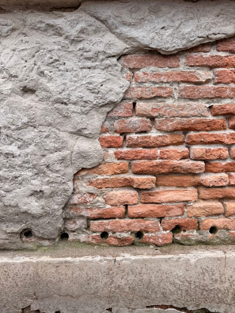 Distacco di intonaco incompatibile su muratura storica Distacco di intonaco incompatibile su muratura storica