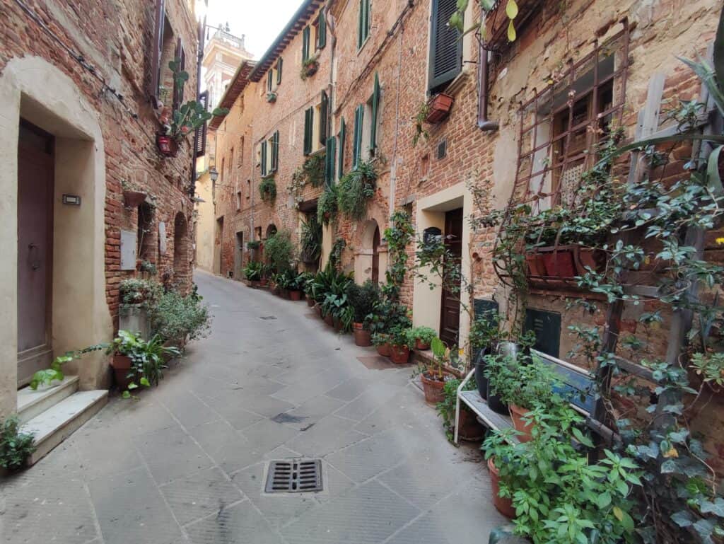 Pendenze del terreno che convogliano l’acqua verso le murature dell’edificio