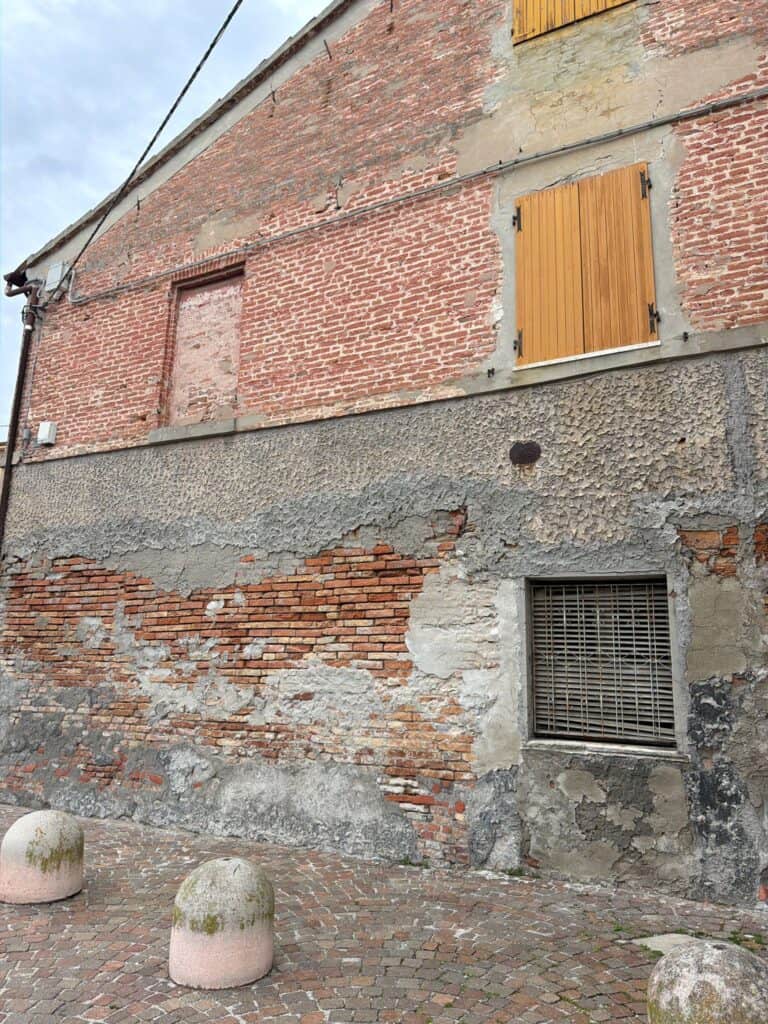 Riprese cementizie incompatibili in edificio storico Riprese cementizie incompatibili in edificio storico