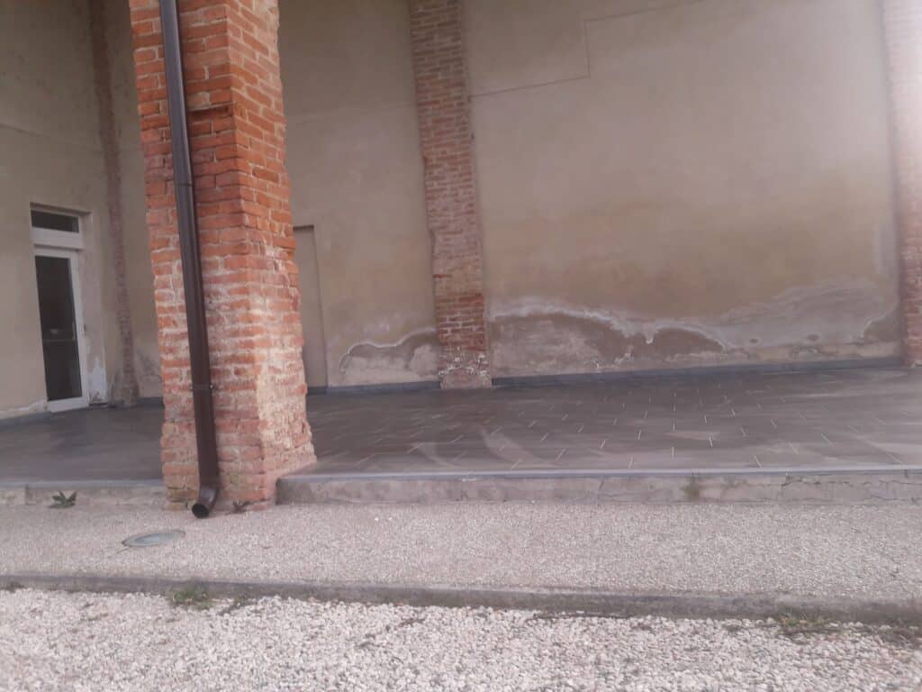 muratura con intonaco rifatto più volte Riprese cementizie incompatibili su muratura storica