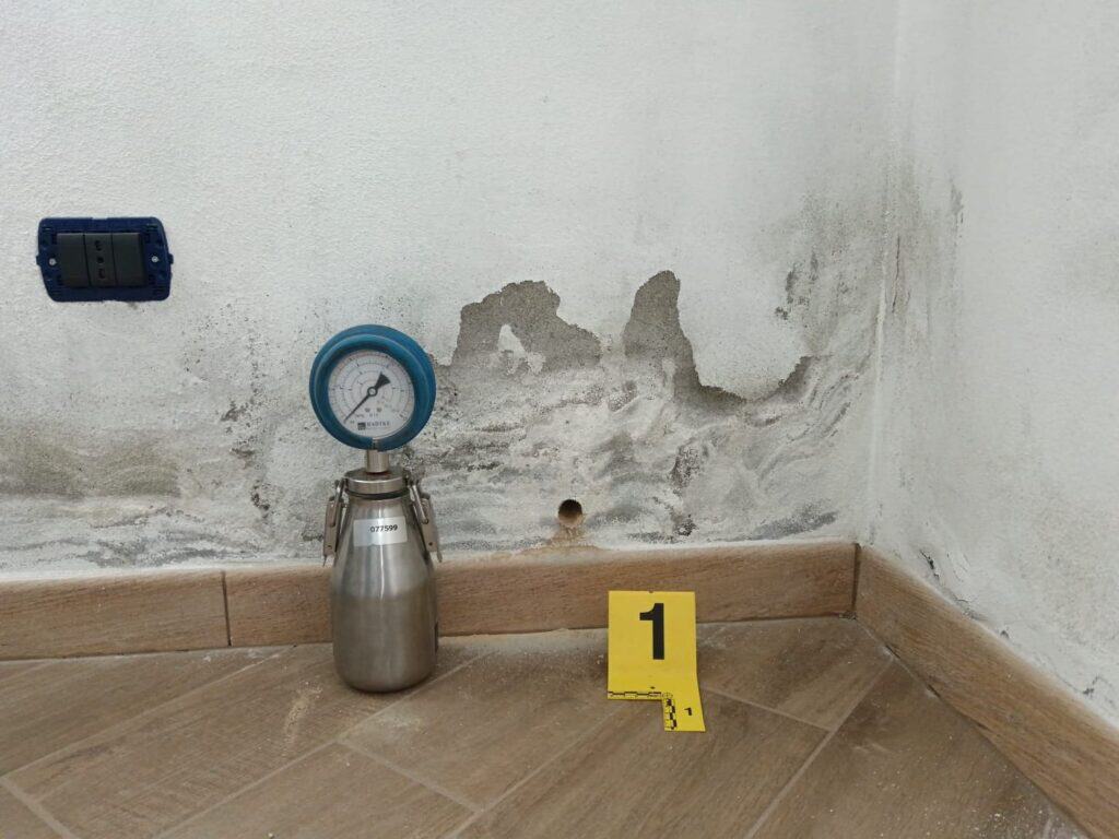 Verifica diretta della muratura dopo rilievi strumentali dell’umidità Verifica diretta della muratura dopo rilievi strumentali dell’umidità