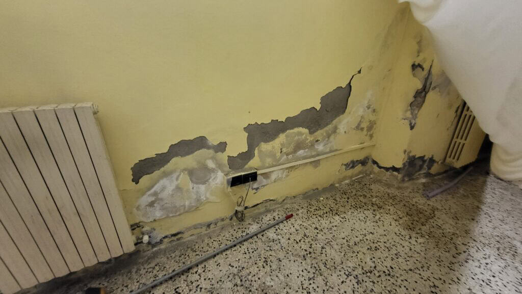 Fenomeno di degrado in prossimità di un ponte termico e di un elemento impiantistico