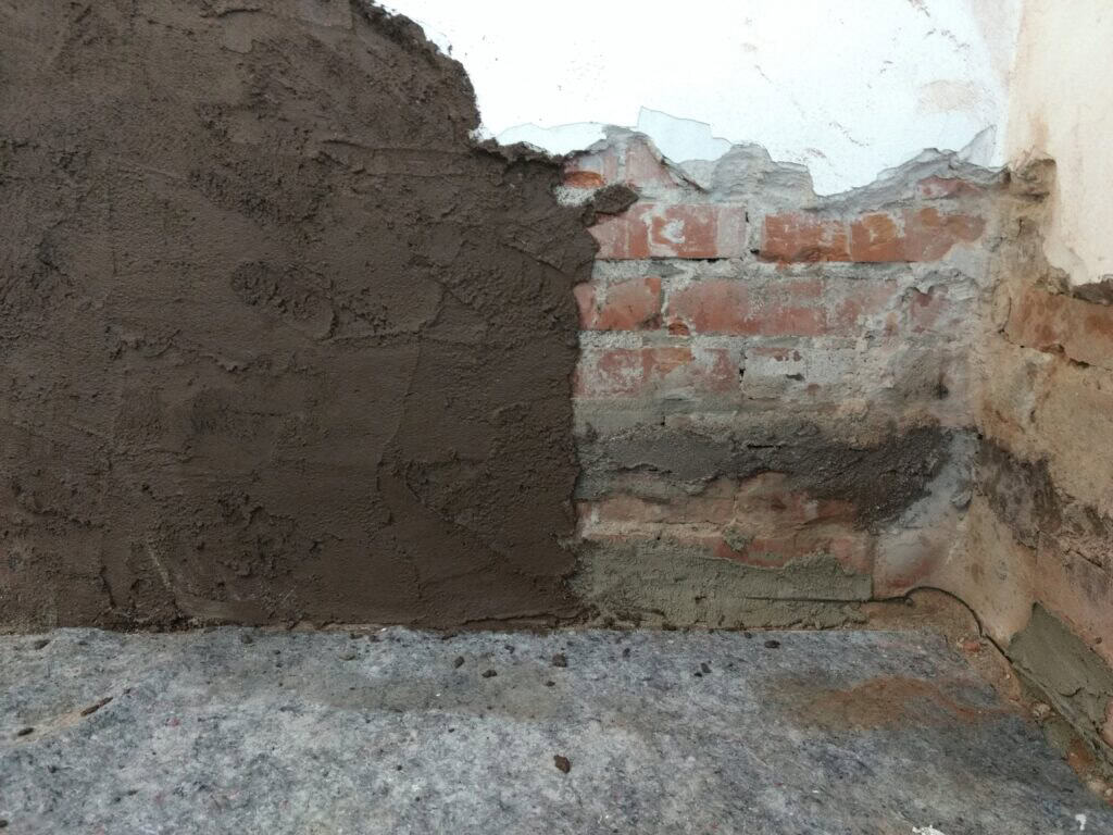 applicazione di intonaco resistente ai sali durante il risanamento