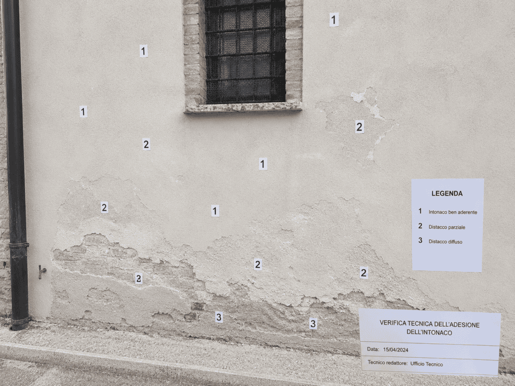 Analisi del degrado dell’intonaco su diverse zone della facciata verifica tecnica dell'adesione dell'intonaco prima della demolizione