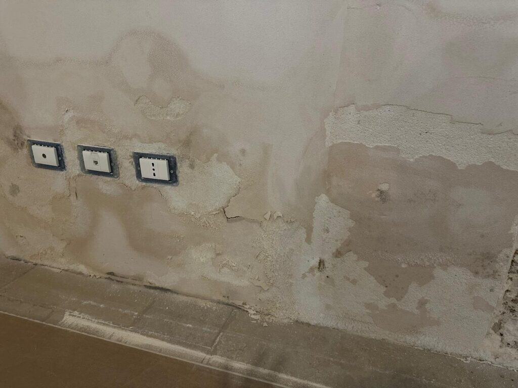 intonaco deumidificante degradato utilizzato come indicatore delle cause del problema