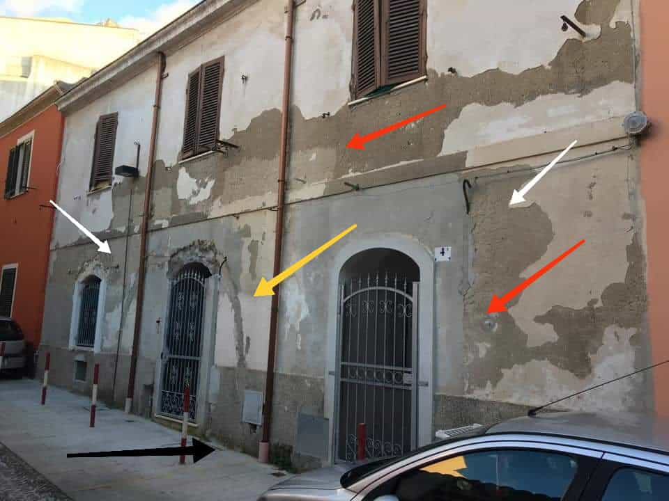 Osservazione del rapporto tra muratura, terreno e sistemazioni esterne durante una diagnosi tecnica Osservazione del rapporto tra muratura, terreno e sistemazioni esterne durante una diagnosi tecnica