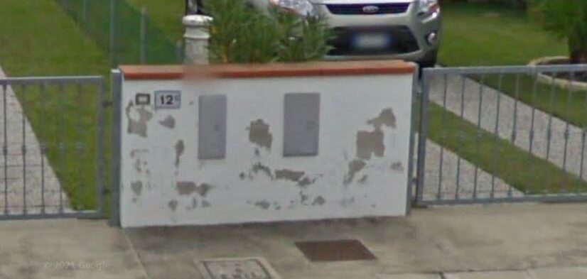 Degrado di un intonaco esterno in una casa al mare influenzato da salsedine e sali presenti nell'ambiente costiero Degrado di un intonaco esterno in una casa al mare influenzato da salsedine e sali presenti nell'ambiente costiero