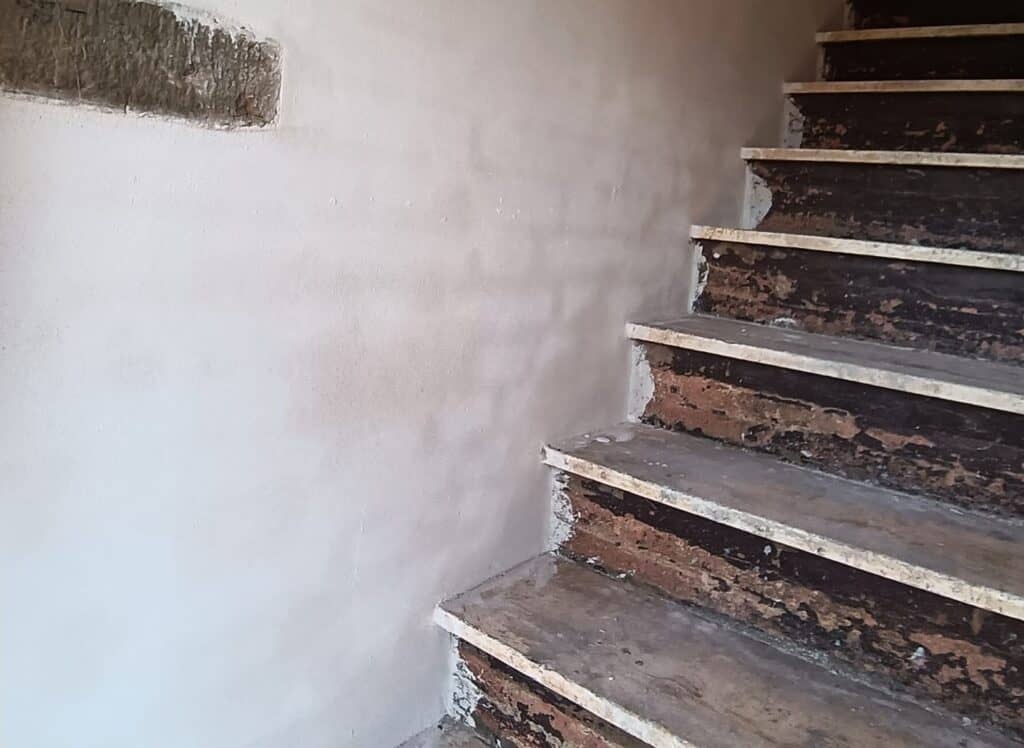Macchie igroscopiche su parete del vano scala