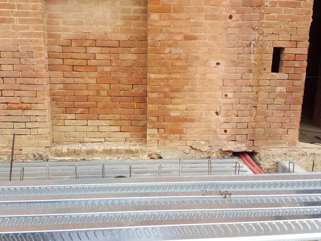 Muratura esterna in laterizio con degrado e sali