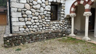 Muratura esterna in pietra a vista con giunti di malta e basamento
