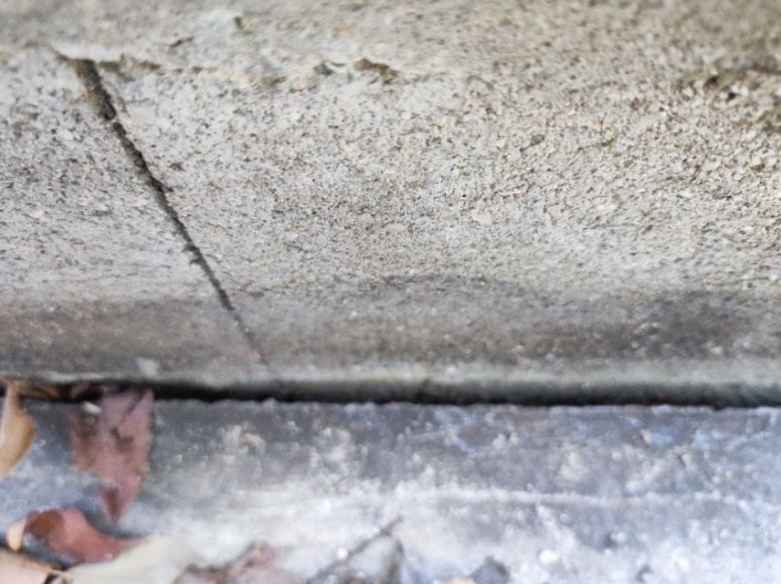 Fessurazione su un elemento murario esterno in prossimità del terreno addossato