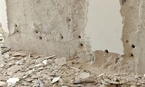 Fori nel cemento armato eseguiti in modo irregolare in prossimità di discontinuità di casseratura Fori nel cemento armato eseguiti in modo irregolare in prossimità di discontinuità di casseratura