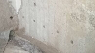 Fori nel cemento armato eseguiti in modo irregolare su una parete strutturale controterra