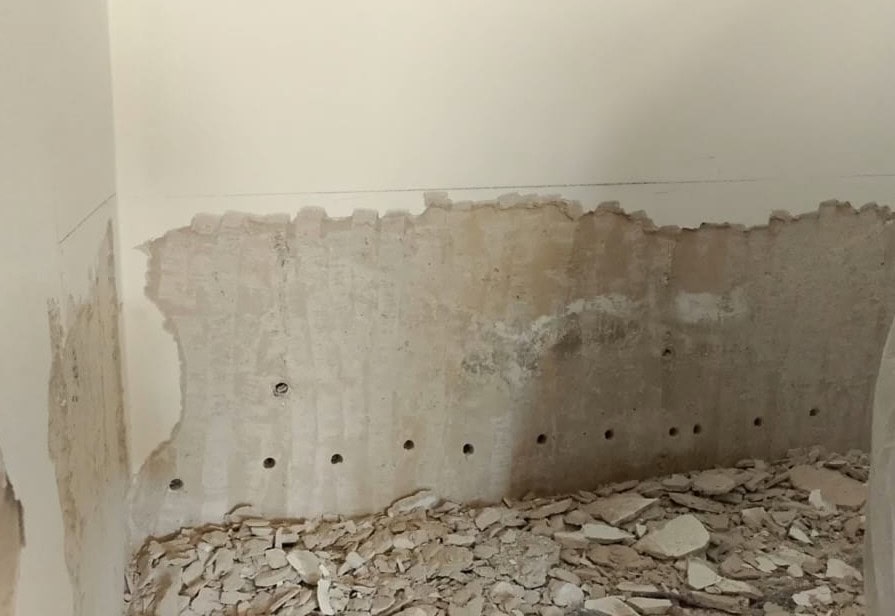 Fori nel cemento armato eseguiti su una parete strutturale controterra Fori nel cemento armato eseguiti su una parete strutturale controterra