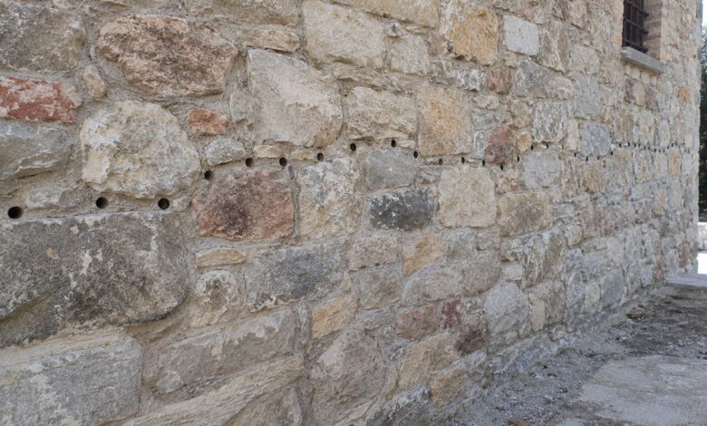 Perforazioni eseguite in una muratura portante in pietra e sasso