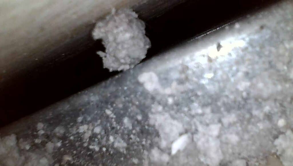 Stratigrafia edilizia con cavità e attraversamenti analizzata per ricostruire un percorso di infiltrazione