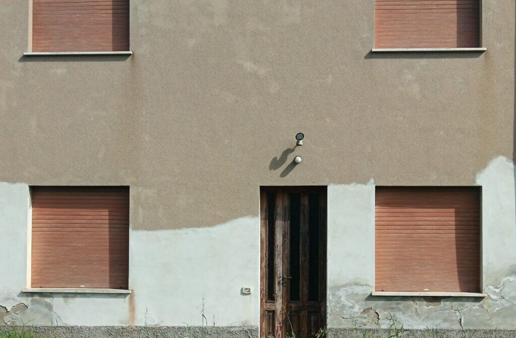 Davanzali con errore sistematico di pendenza individuato durante una diagnosi delle infiltrazioni
