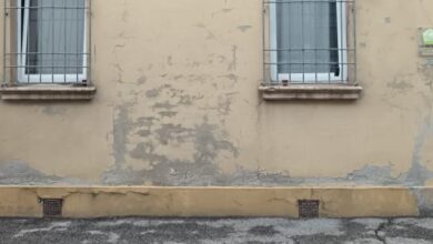 Parete apparentemente asciutta durante la diagnosi di una possibile infiltrazione intermittente
