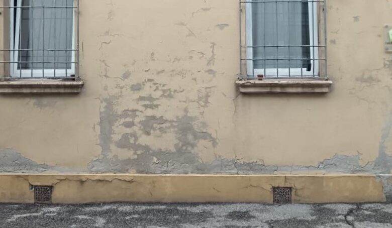 Parete apparentemente asciutta durante la diagnosi di una possibile infiltrazione intermittente